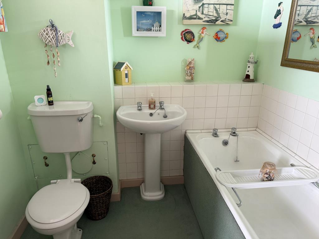 Lot: 111 - BALCONY FLAT FOR UPDATING IN TOWN CENTRE LOCATION - Bathroom and WC with white suite